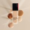 Shiseido Synchro Skin Radiant Lifting Foundation kirkastava ja kohottava meikkivoide SPF 30 Sävy 450 Copper 30 ml thumbnail 6