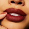 MAC Cosmetics Powder Kiss Lipstick mattahuulipuna sävy Turn to the Left 3 g thumbnail 5